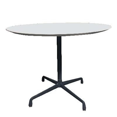 Charles y Ray Eames para Herman Miller. Mesa de comedor en aluminio con cubierta laminada blanca