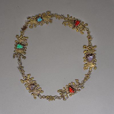 Pal Kepenyes. Collar de bronce fundido con incrustaciones de piedras semipreciosas