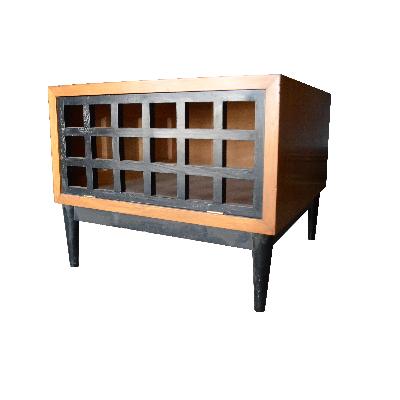 Mesa de noche en madera de cedro blanco con detalles en negro