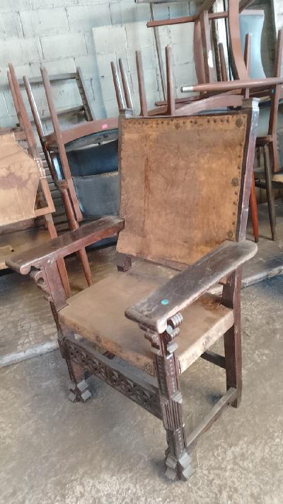 Sillón frailero estilo Colonial en madera de roble y piel