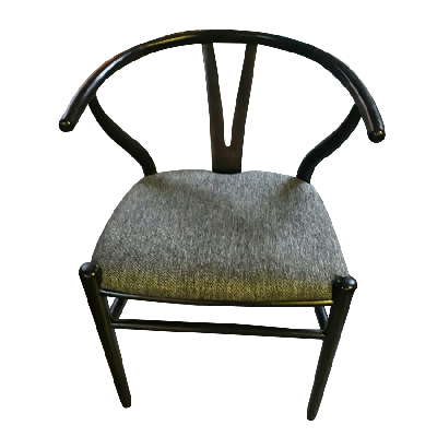 Juego de sillas estio Wishbone de madera laqueada color negro.