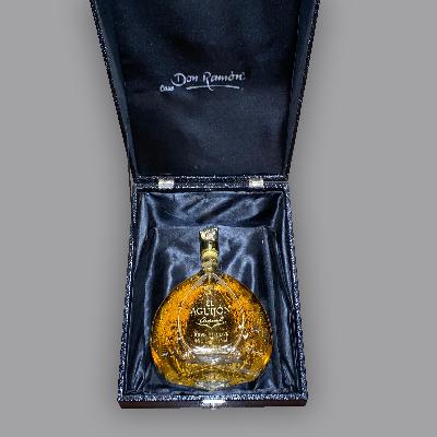 El Aguijón. Tequila Añejo. Botella de Pedro Friedeberg.