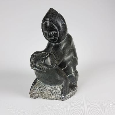 Hombre con león marino. Escultura Inuit de piedra jabonosa