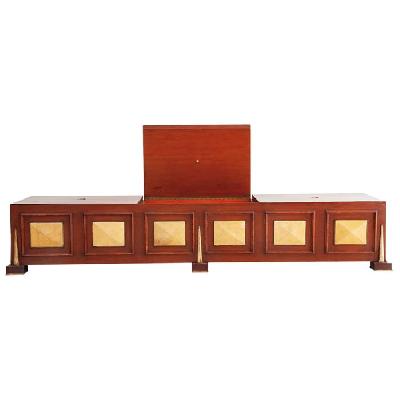 Arturo Pani. Baúl de madera de caoba con aplicaciones de pergamino.