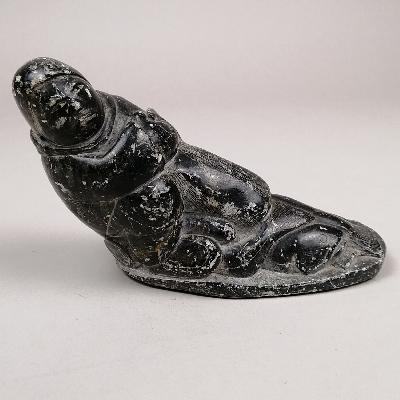 Hombre con peces. Talla Inuit en piedra jabonosa