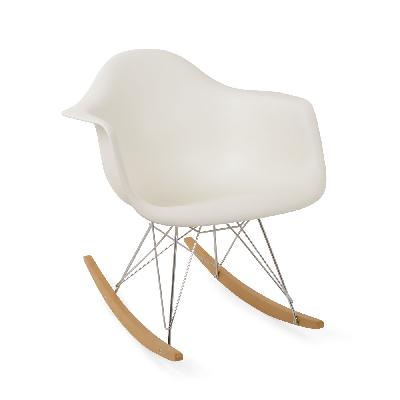 Mecedora estilo Eames en plástico inyectado, metal cromado y madera