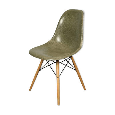 Charles y Ray Eames para Herman Miller. Par de sillas DSW en fibra de vidrio y madera (P/PAR)