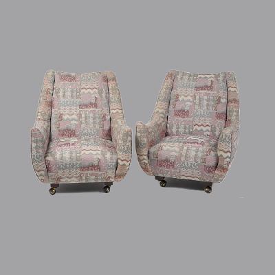 Tyasa. Par de sillones en madera con tapicería multicolor