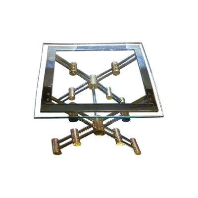 Mesa lateral estilo John Vesey en acero cromado y latón