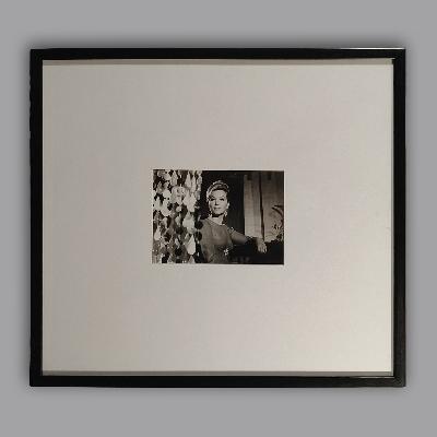 Fotografía en blanco y negro de mujer Marina Vlady 1966 con marco delgado negro.
