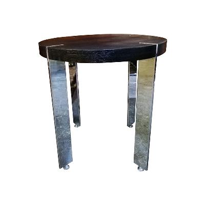 Mesa lateral en acero cromado con cubierta circular de madera negra