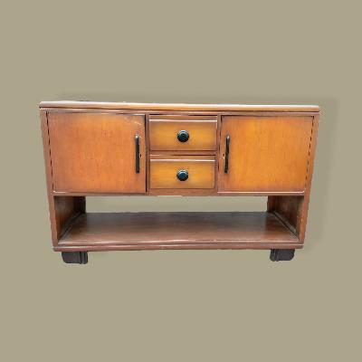 El Palacio de Hierro. Credenza de madera