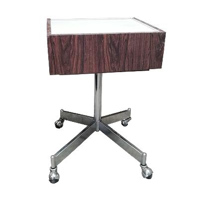 Mesa auxiliar con lámpara en madera aglomerada y metal con ruedas