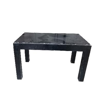 Mesa lateral en madera laqueada color negro. 