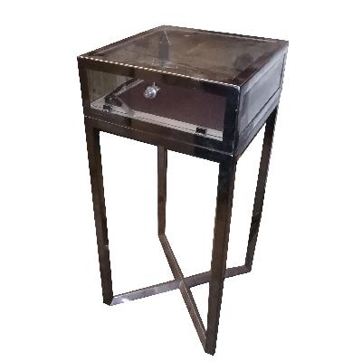 Mesa - exhibidor en metal cromado con fondo en terciopelo morado