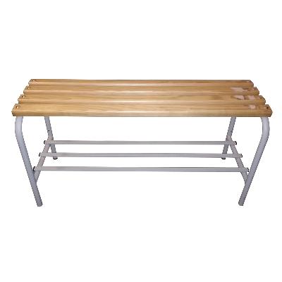 Banca para exterior en metal laqueado blanco con asiento en pino