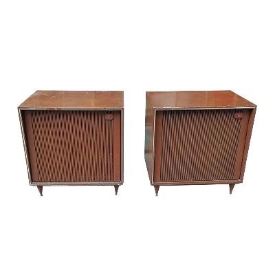 Par de bocinas en madera de nogal