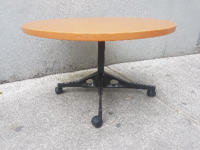 Bruce Burdick para Herman Miller. Mesa lateral con cubierta de madera contrachapada de roble y ruedas