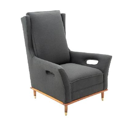 Sillón en madera de nogal con tapicería gris oscuro de Eugenio Escudero. 