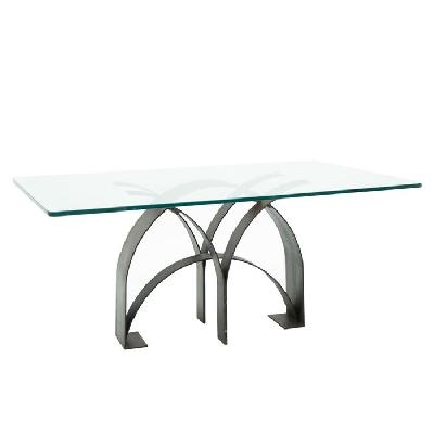 Mesa de comedor en acero patinado café con cubierta de vidrio.