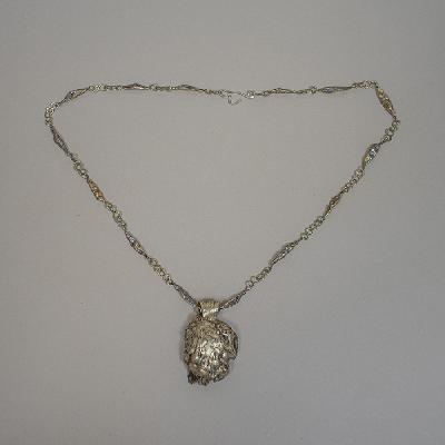 Collar con dije estilo Brutalista en metal plateado