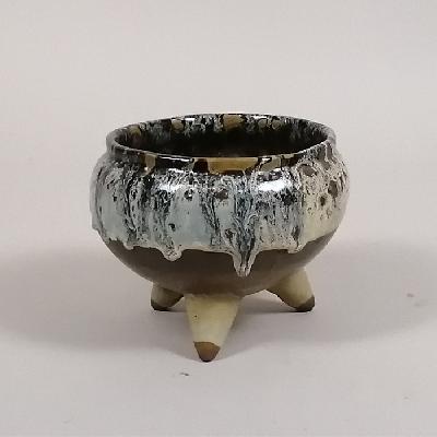 Vasija trípode de cerámica de alta temperatura café con esmalte azul y blanco