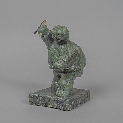 Dietrich Muckenheim. Hombre con lanza. Escultura estilo Inuit de serpentina