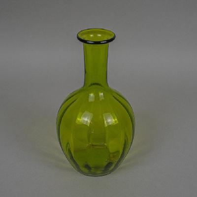 Florero en vidrio color verde