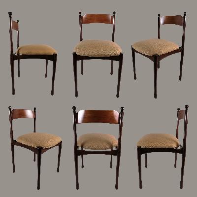 Par de sillas en madera de palisando. Sobre el diseño de Franco Albini. (P/PAR)