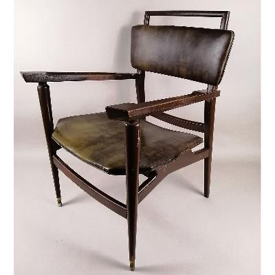 Sillón estilo Danés en madera de nogal y vinil café