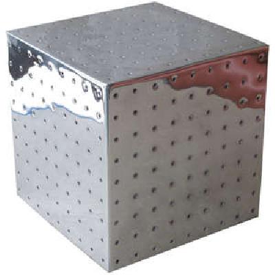 Diego Matthai. Lámpara de mesa en metal cromado con orificios