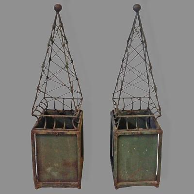 Arturo Pani. Par de obeliscos de hierro patinado verde