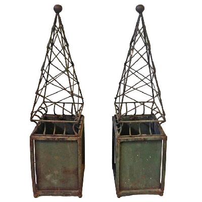 Arturo Pani. Par de obeliscos de hierro patinado verde