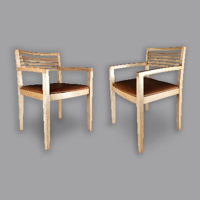 Joseph Ricchio para Knoll Studio. Par de sillones Ricchio en madera de haya con brazos (P/PAR)