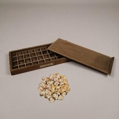 Colección de 40 rostros - amuletos japoneses en hueso tallado y policromado