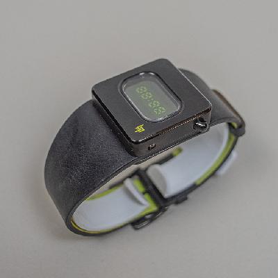 Roger Tallon para LIP. Reloj Diode Green en acero negro con correa de piel