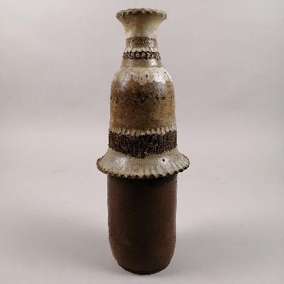 Florero estilo rústico en cerámica de alta temperatura color beige y café