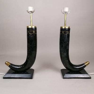 Par de lámparas de mesa en madera y aplicaciones de mármol negro con forma de colmillos