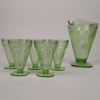 Juego de jarra y 5 vasos en vidrio prensado verde