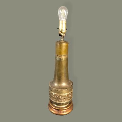 Lámpara de mesa en latón patinado con base de madera