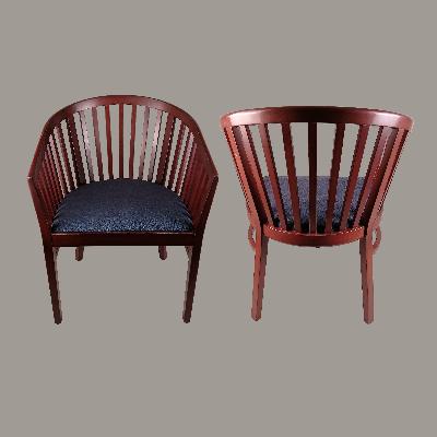 Ward Bennett para Geiger (Herman Miller). Par de sillas estilo Windsor en madera acabado cherry