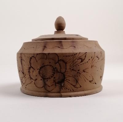 Alhajero en madera tallada con decoración floral