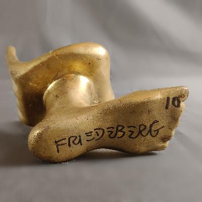 Pedro Friedeberg. Mano - pie de resina con acabado de oro bruñido. 13cm