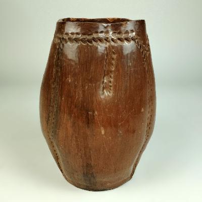 María Teresa Espriu. Florero en barro bruñido de acabado irregular