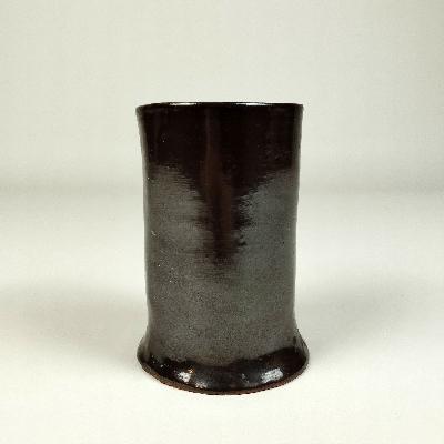 María Teresa Espriu. Florero en cerámica de alta temperatura café, acabado brillante