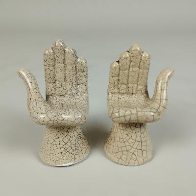 Pedro Friedeberg. Mano-campana mediana craquelada color arena. Cerámica.  16cm P/U