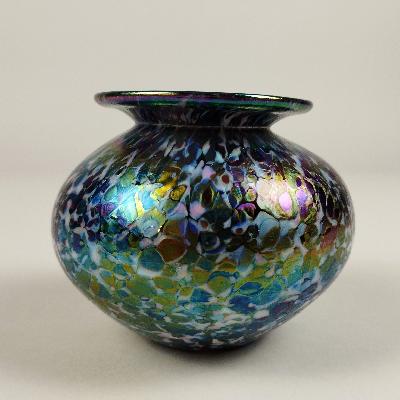 Violetero de cristal iridiscente. Diseño abombado. Firmado 1992. Firma no identificada. 