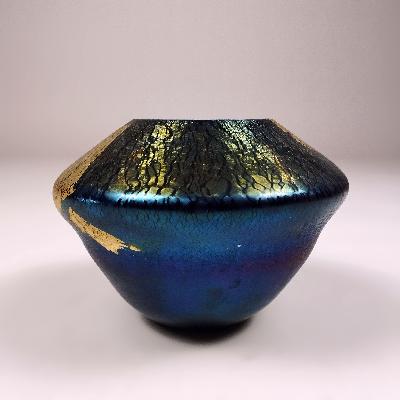 Robert Eickholt. Florero en cristal iridiscente con hoja de oro