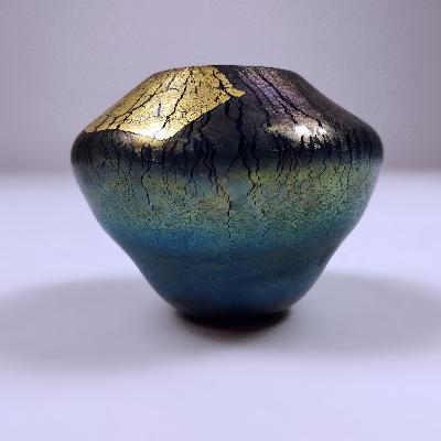 Robert Eickholt. Violetero en cristal iridiscente con hoja de oro