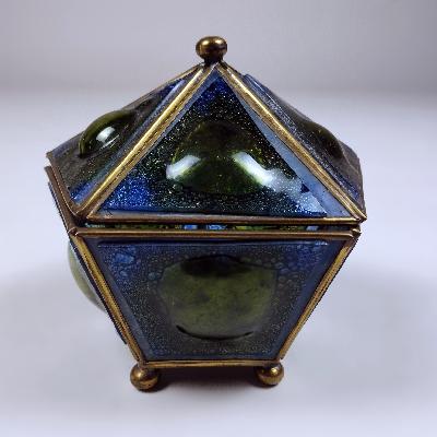 Alhajero en latón y vidrio azul con verde